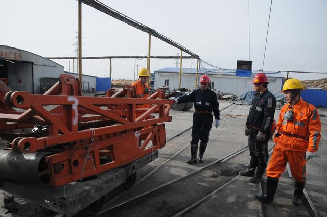 掘進(jìn)公司領(lǐng)導(dǎo)下井跟值班解決項目部生產(chǎn)難題