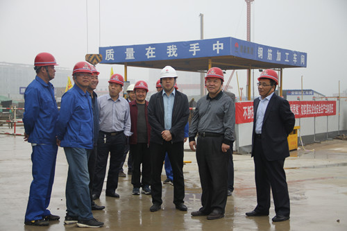 陜煤集團(tuán)總經(jīng)理助理、建設(shè)集團(tuán)聯(lián)合黨委書記、董事長寧興剛一行蒞臨天工公司陜煤研究院西安總部工地視察指導(dǎo)工作