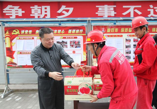 陜煤集團(tuán)總經(jīng)理助理、建設(shè)集團(tuán)聯(lián)合黨委書記、董事長寧興剛一行深入礦建二公司冶坪項(xiàng)目部慰問一線職工