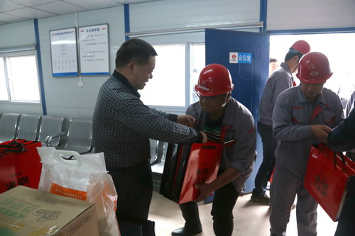 陜煤集團(tuán)總經(jīng)理助理、建設(shè)集團(tuán)聯(lián)合黨委書記、董事長寧興剛一行深入基層慰問一線員工