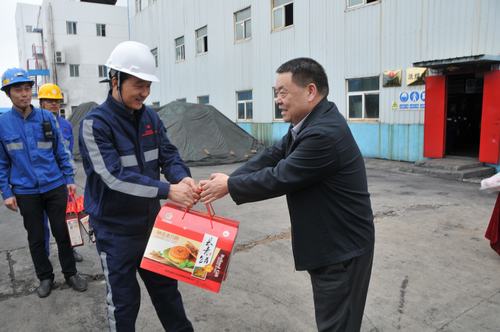 陜煤集團(tuán)總經(jīng)理助理、建設(shè)集團(tuán)聯(lián)合黨委書記、董事長寧興剛一行節(jié)日期間深入洗選煤運(yùn)營公司基層慰問一線員工