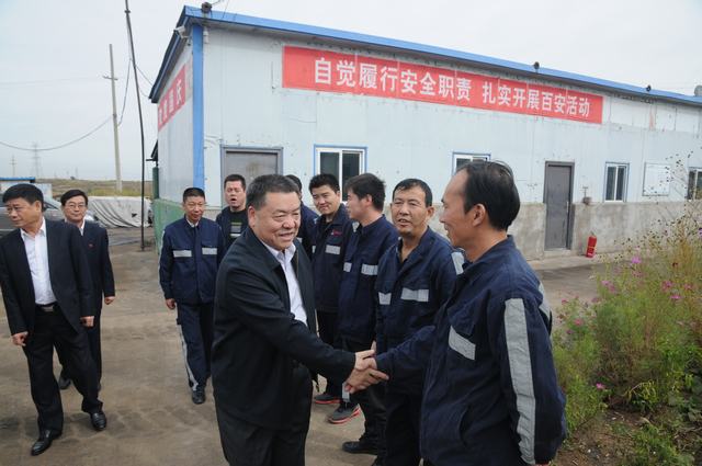 陜煤集團(tuán)總經(jīng)理助理、建設(shè)集團(tuán)聯(lián)合黨委書記、董事長寧興剛一行深入掘進(jìn)公司紅柳林項(xiàng)目部走訪慰問