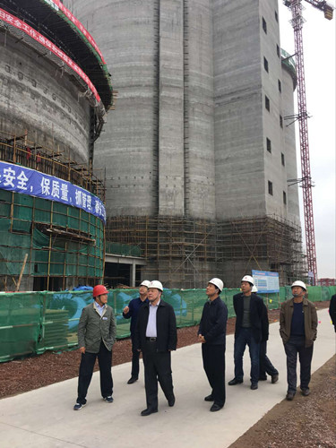 陜煤集團(tuán)總經(jīng)理助理、建設(shè)集團(tuán)聯(lián)合黨委書記、董事長寧興剛一行中秋節(jié)深入天工公司土建第二項(xiàng)目部走訪慰問