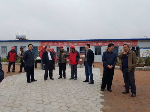 陜煤集團(tuán)總經(jīng)理助理、建設(shè)集團(tuán)聯(lián)合黨委書記、董事長寧興剛一行蒞臨韓城分公司榆北煤業(yè)公司小保當(dāng)?shù)V施工現(xiàn)場和大家一起過中秋