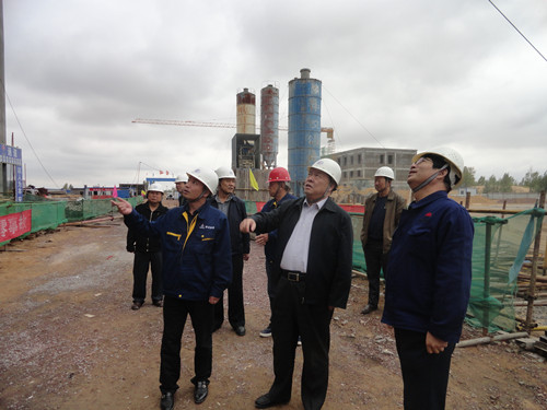 陜煤集團(tuán)總經(jīng)理助理、建設(shè)集團(tuán)聯(lián)合黨委書記、董事長寧興剛一行中秋節(jié)深入曹家灘項(xiàng)目工地視察慰問