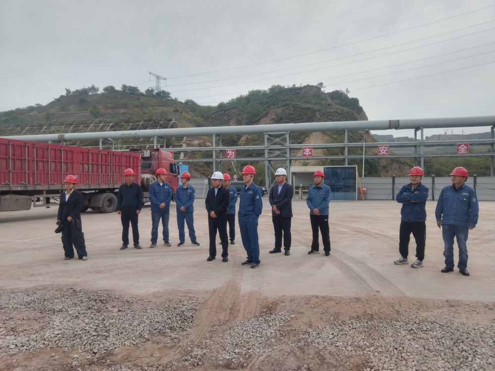 陜煤集團(tuán)府谷能源開(kāi)發(fā)有限公司黨委書(shū)記、 董事長(zhǎng)李寧蒞臨陜西新元潔能有限公司電石廠電池儲(chǔ)能調(diào)峰項(xiàng)目檢查指導(dǎo)工作