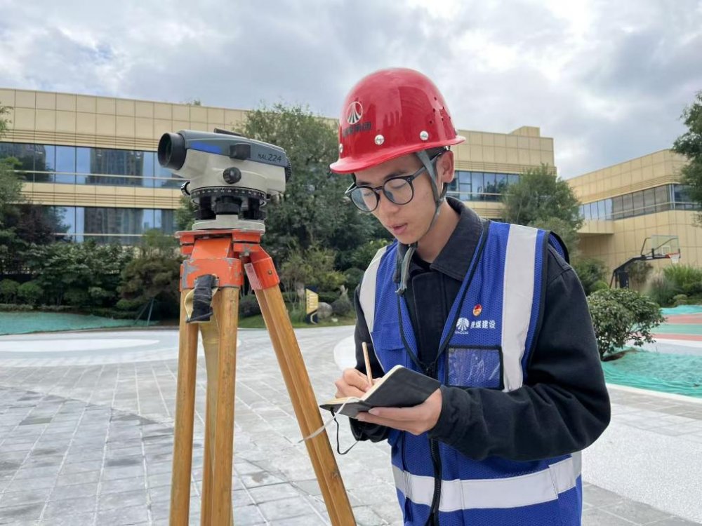 工地之上國(guó)旗之下：建設(shè)人用堅(jiān)守為國(guó)慶注入“實(shí)干溫度”