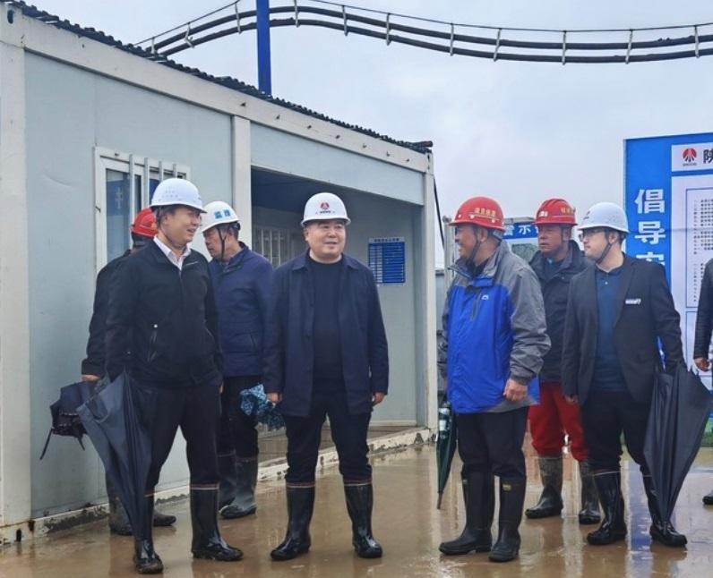 彬長(zhǎng)集團(tuán)副總經(jīng)理萬(wàn)近礦蒞臨小莊煤礦義門(mén)風(fēng)井項(xiàng)目35KV變電站工程現(xiàn)場(chǎng)視察指導(dǎo)工作