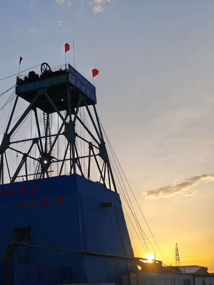 陜煤建設(shè)礦建二公司郭家灘項目部一號進風立井順利揭煤