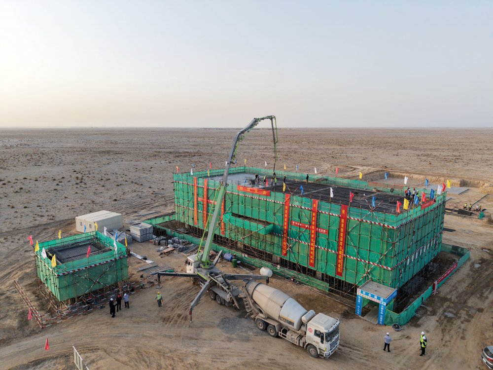 陜煤集團新疆公司兵團第十三師新星市30萬千瓦光伏發(fā)電項目升壓匯集站生產(chǎn)綜合樓、警衛(wèi)傳達室順利封頂