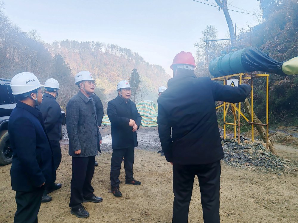 陜煤集團(tuán)總經(jīng)理助理、陜煤電力集團(tuán)黨委書(shū)記、董事長(zhǎng)馮平安一行深入西鄉(xiāng)抽蓄電站勘探平硐項(xiàng)目現(xiàn)場(chǎng)檢查指導(dǎo)前期準(zhǔn)備工作